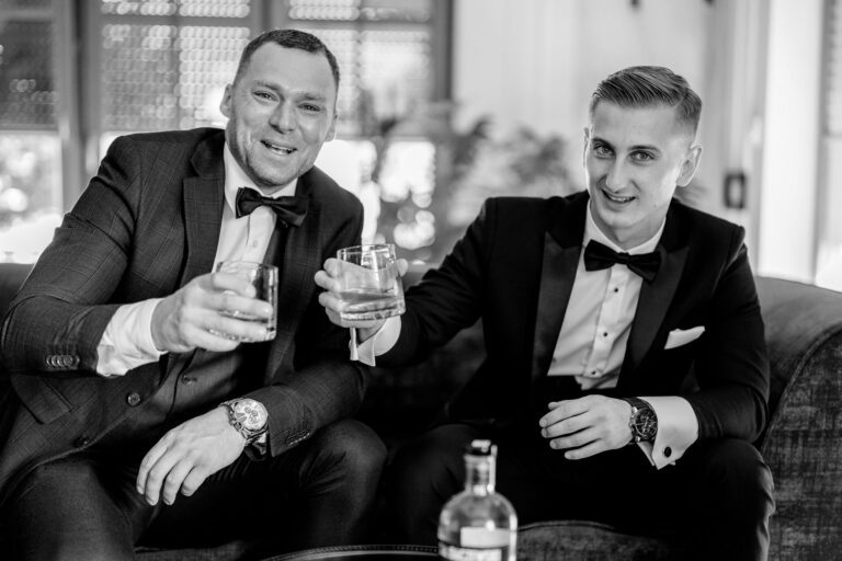 Przygotowania Pana Młodego ze świadkiem – naturalne emocje, męska elegancja, reportaż ślubny premium