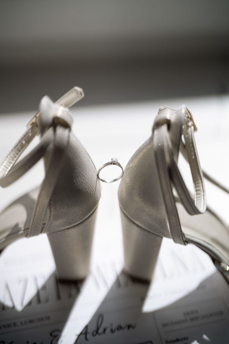 Artystyczna kompozycja ślubnych detali – elegancja i styl w fotografii premium 7. Szykowa