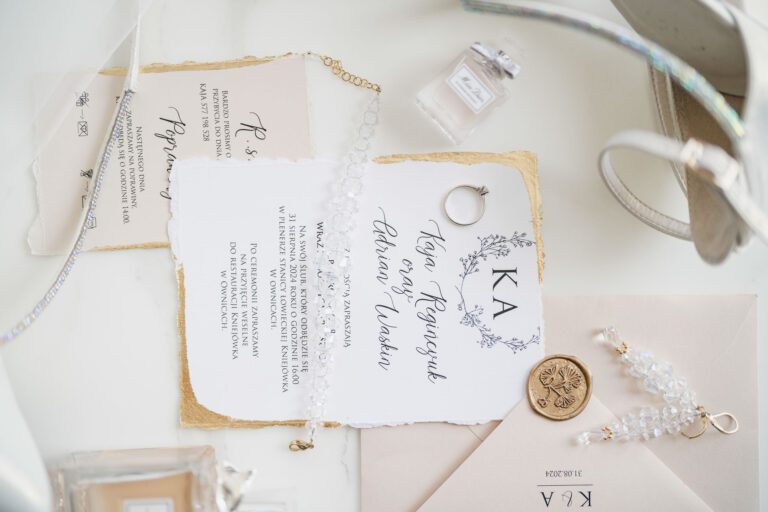 Artystyczna kompozycja ślubnych detali – elegancja i styl w fotografii premium 7. Szykowa