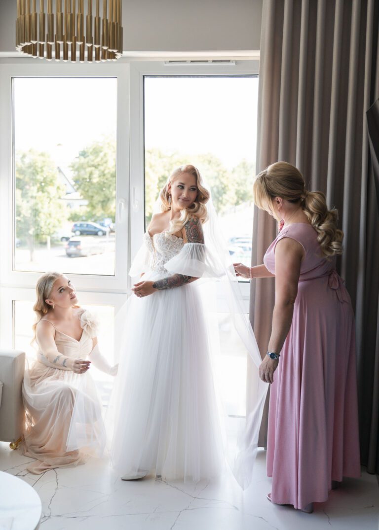 Ubieranie Panny Młodej – chwile wzruszeń i kobiecej bliskości w dniu ślubu