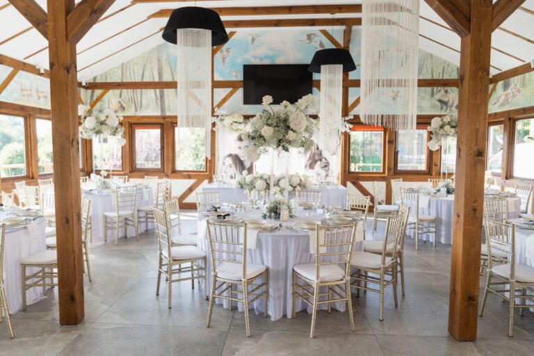 Eleganckie stoły weselne – detale, które podkreślają wyjątkowy charakter uroczystości