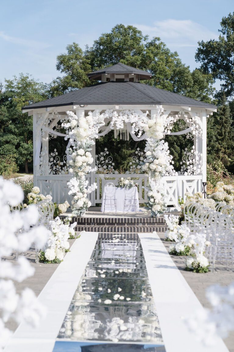 Ceremonia ślubna w plenerze – naturalne światło i romantyczna sceneria