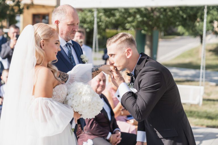 Plenerowa przysięga małżeńska – elegancja i emocje pod gołym niebem