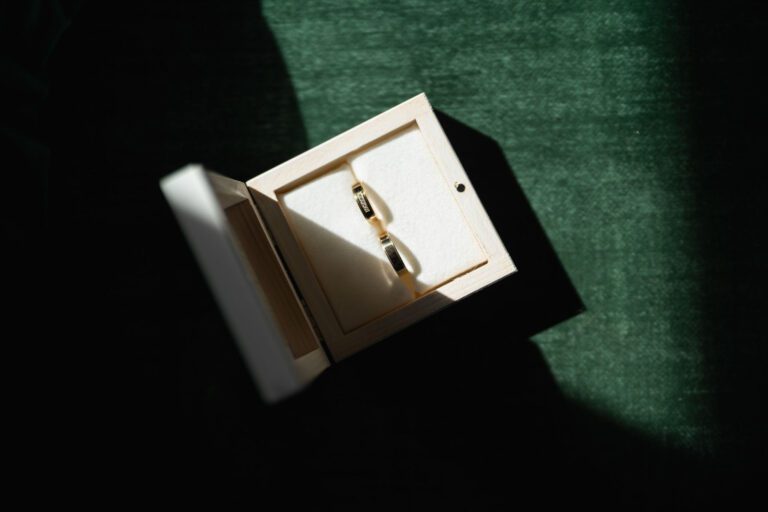 Artystyczna kompozycja ślubnych detali – elegancja i styl w fotografii premium 7. Szykowa