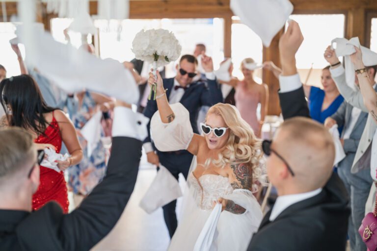 Włoskie powitanie weselne – Para Młoda wśród gości z chusteczkami, świętowanie z klasą