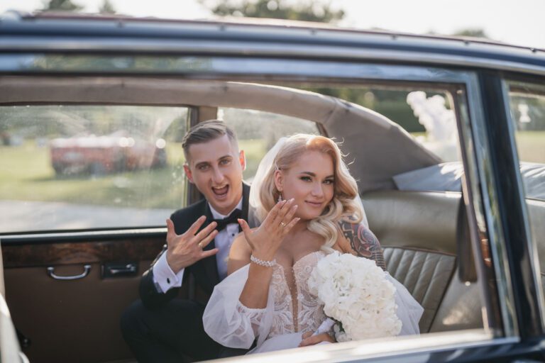 Para Młoda w klasycznym samochodzie – styl i elegancja na czterech kołach