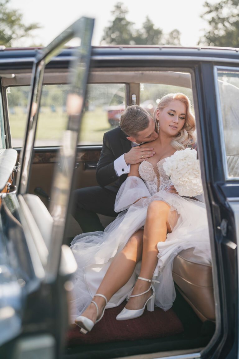 Retro samochód i nowoczesna miłość – romantyczna scena ślubna