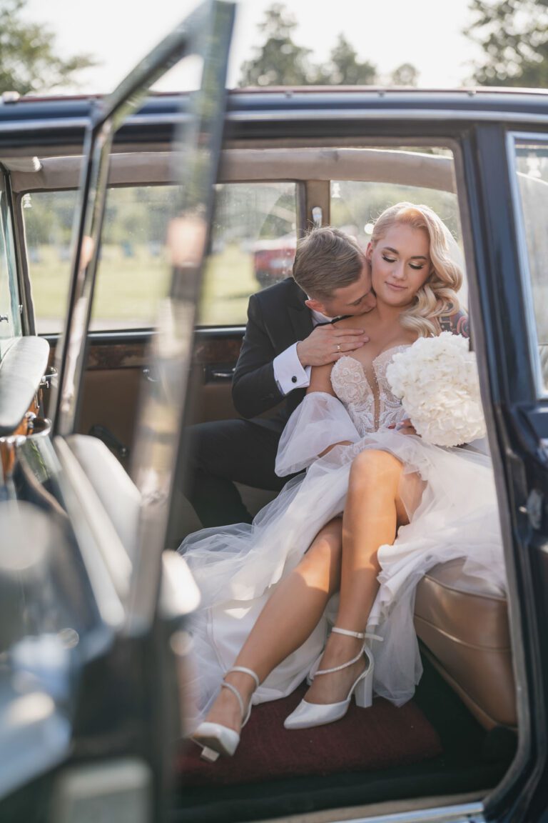 Elegancki przejazd Pary Młodej – luksusowy akcent w klasycznym aucie