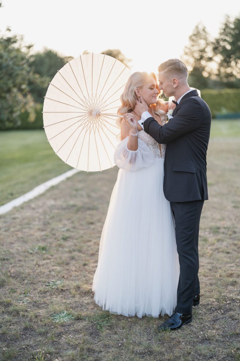 Złota godzina z Parą Młodą – intymne, pełne światła kadry w plenerze