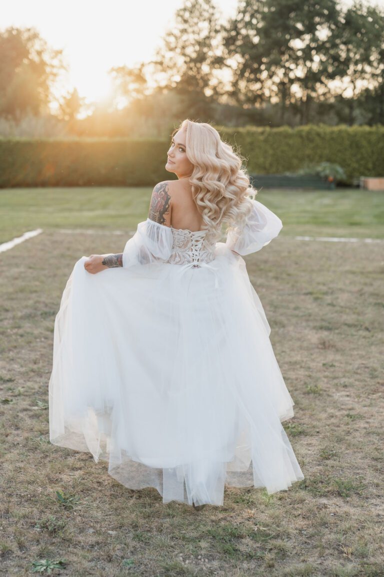 Złota godzina z Parą Młodą – intymne, pełne światła kadry w plenerze