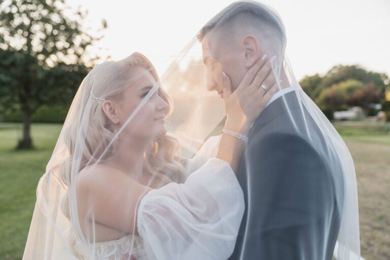 Złota godzina z Parą Młodą – intymne, pełne światła kadry w plenerze