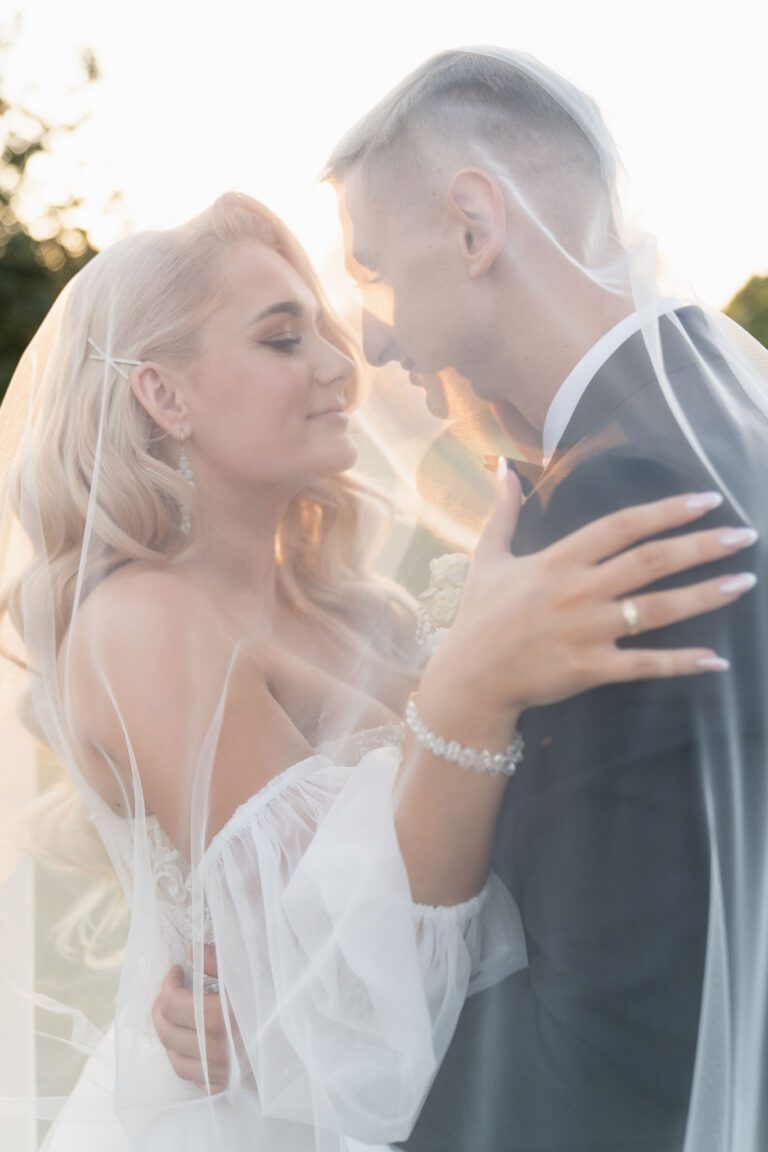 Złota godzina z Parą Młodą – intymne, pełne światła kadry w plenerze