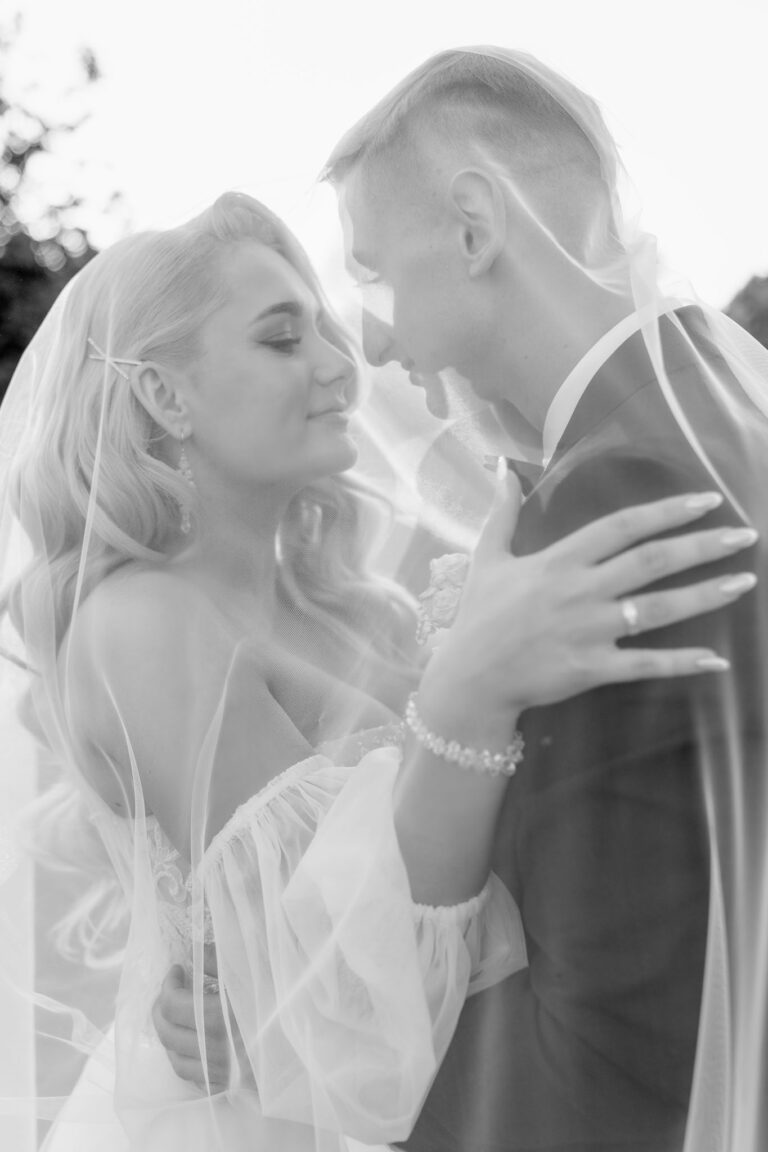 Złota godzina z Parą Młodą – intymne, pełne światła kadry w plenerze