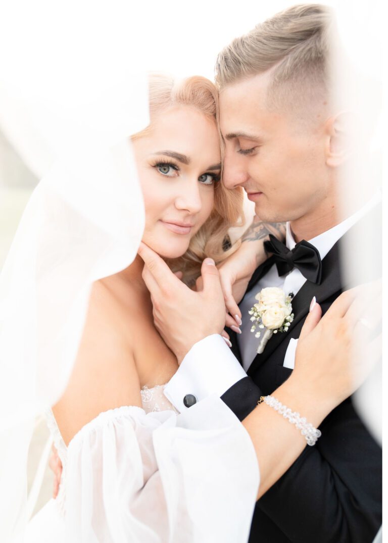 Złota godzina z Parą Młodą – intymne, pełne światła kadry w plenerze