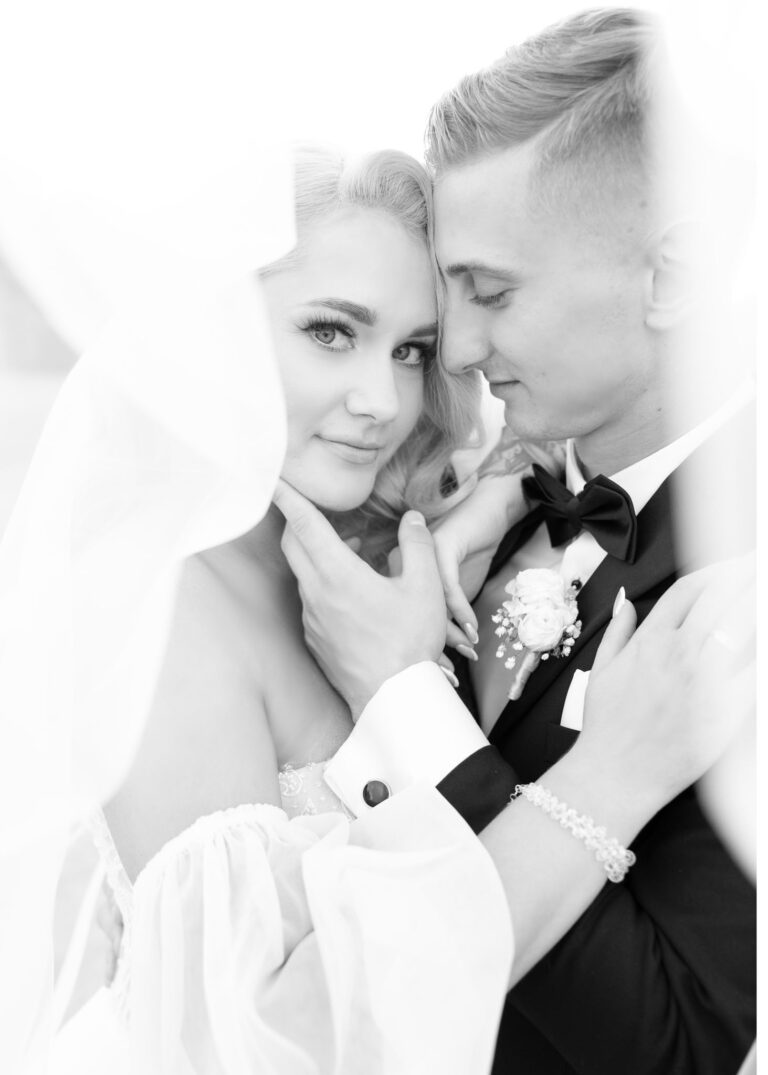 Złota godzina z Parą Młodą – intymne, pełne światła kadry w plenerze