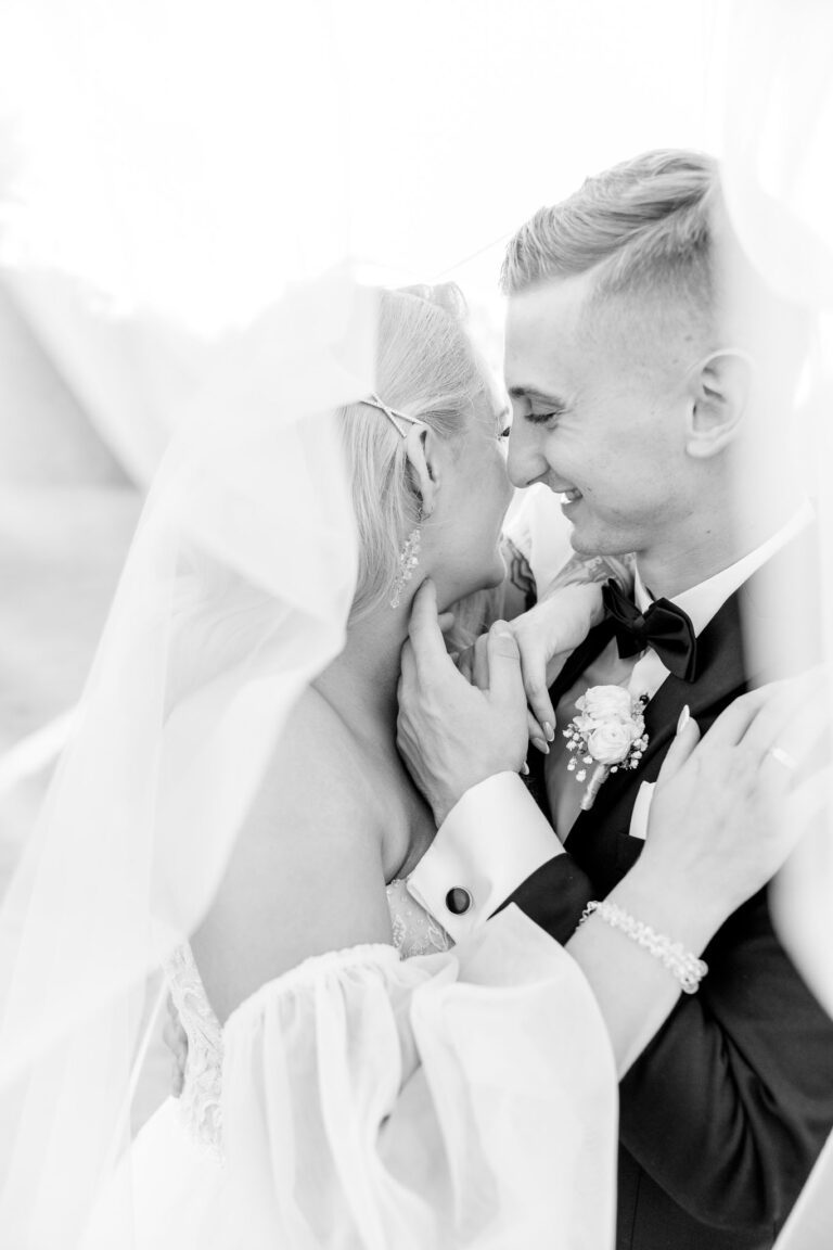 Złota godzina z Parą Młodą – intymne, pełne światła kadry w plenerze