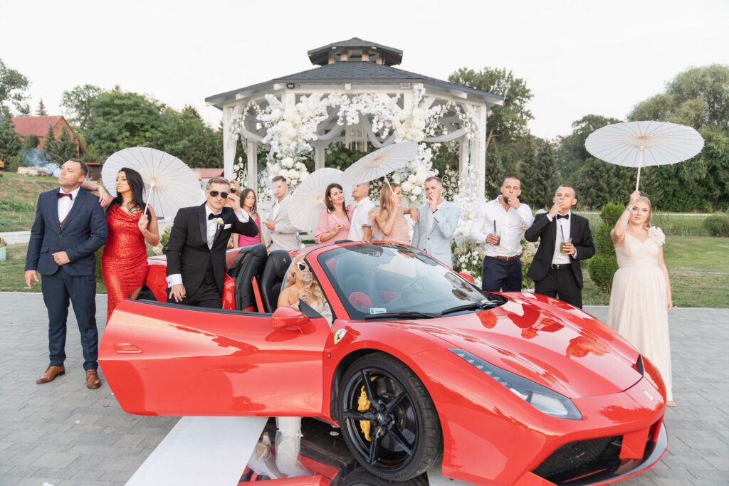 Sesja ślubna w Ferrari – luksusowy samochód i elegancka Para Młoda