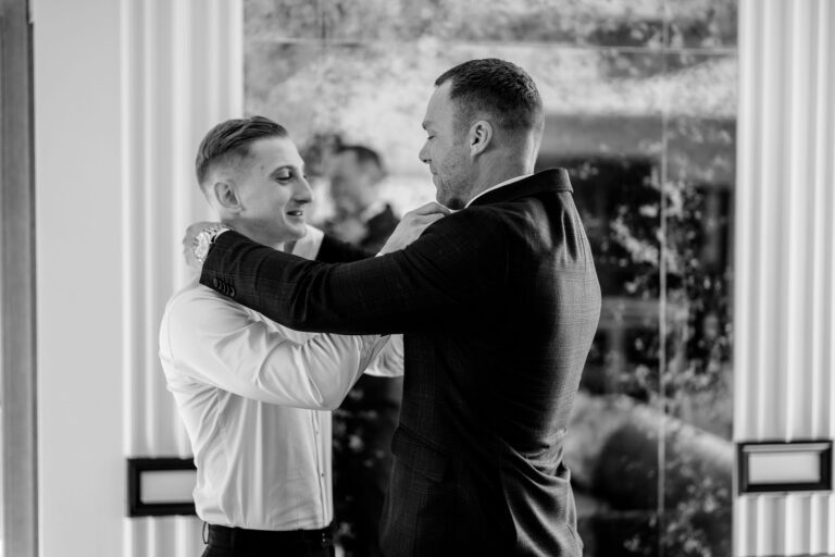 Przygotowania Pana Młodego ze świadkiem – naturalne emocje, męska elegancja, reportaż ślubny premium