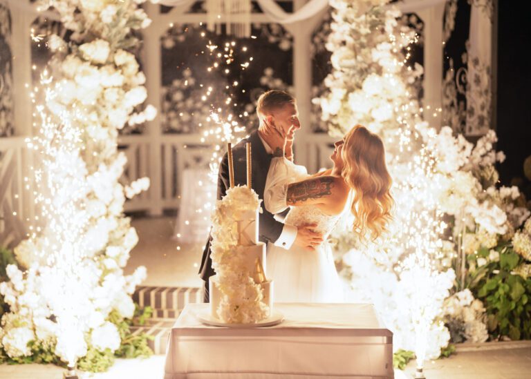 Luksusowy tort weselny przy fontannach pirotechnicznych – magiczna oprawa przyjęcia