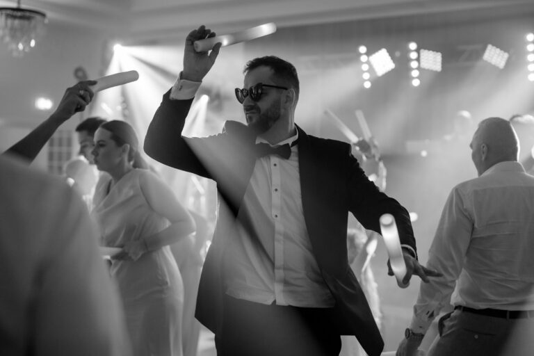 Ujęcie z parkietu – pełen energii taniec gości w Pałacu Suchary