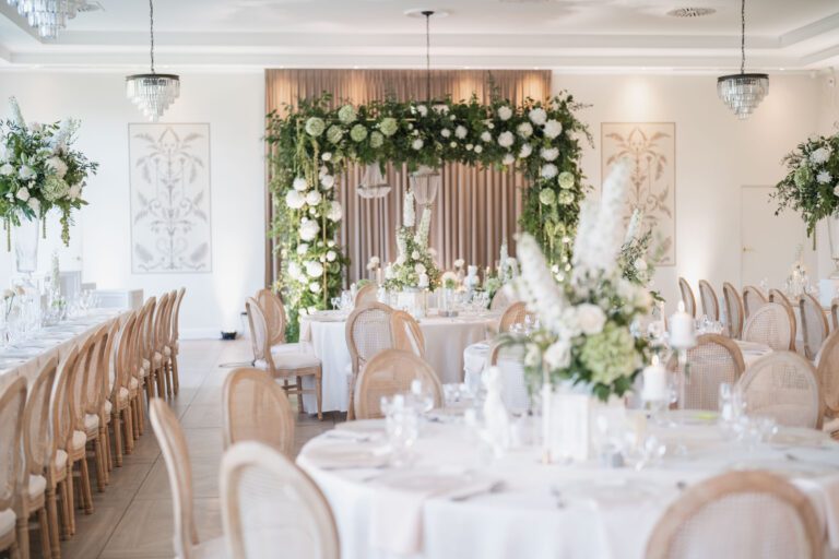 Stół weselny udekorowany świecami i kwiatami