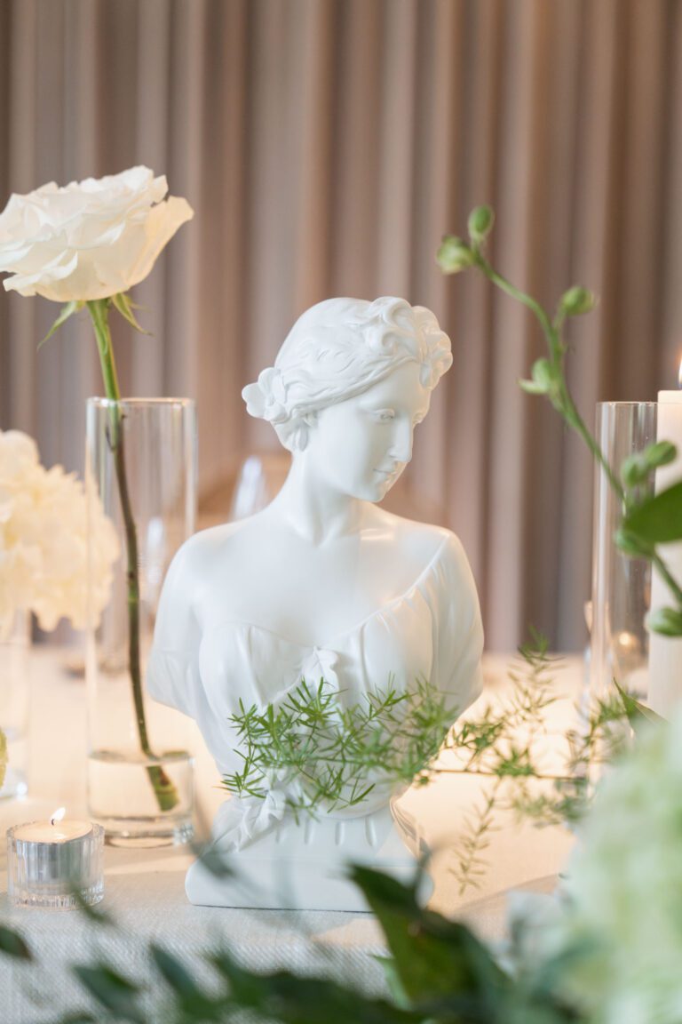 elementy dekoracji ślubnej na sali w stylu classy