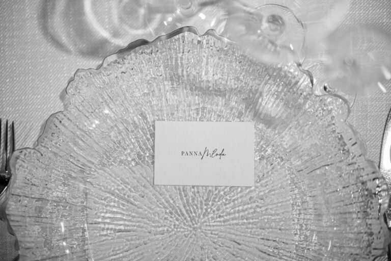 Winietki i eleganckie nakrycia na stole weselnym