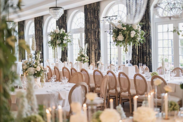 Widok ogólny sali z dekoracjami przed rozpoczęciem wesela