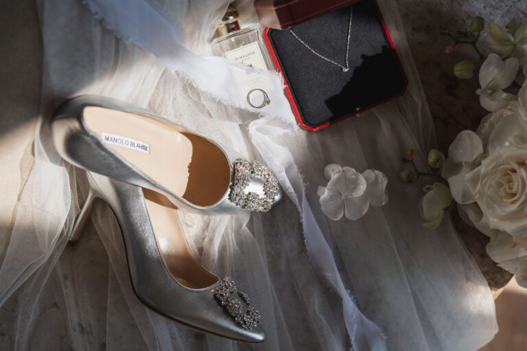 Detale panny młodej, welon, biżuteria ślubna