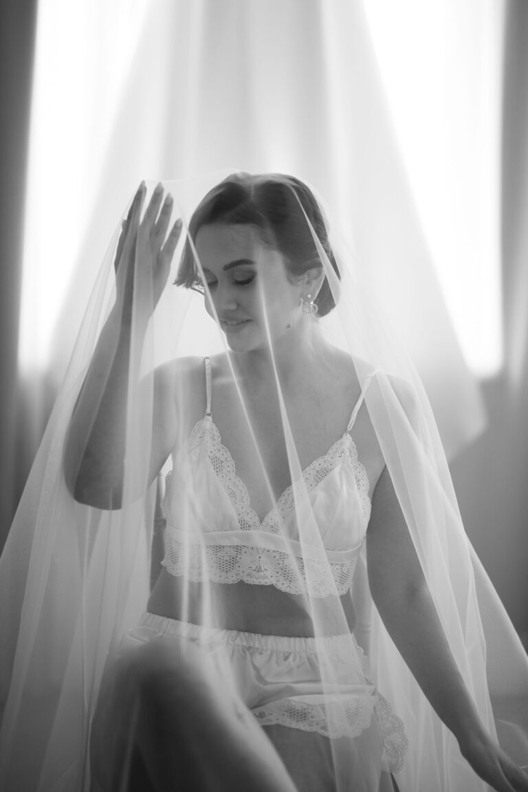 Zmysłowa sesja buduarowa panny młodej w Pałacu Suchary