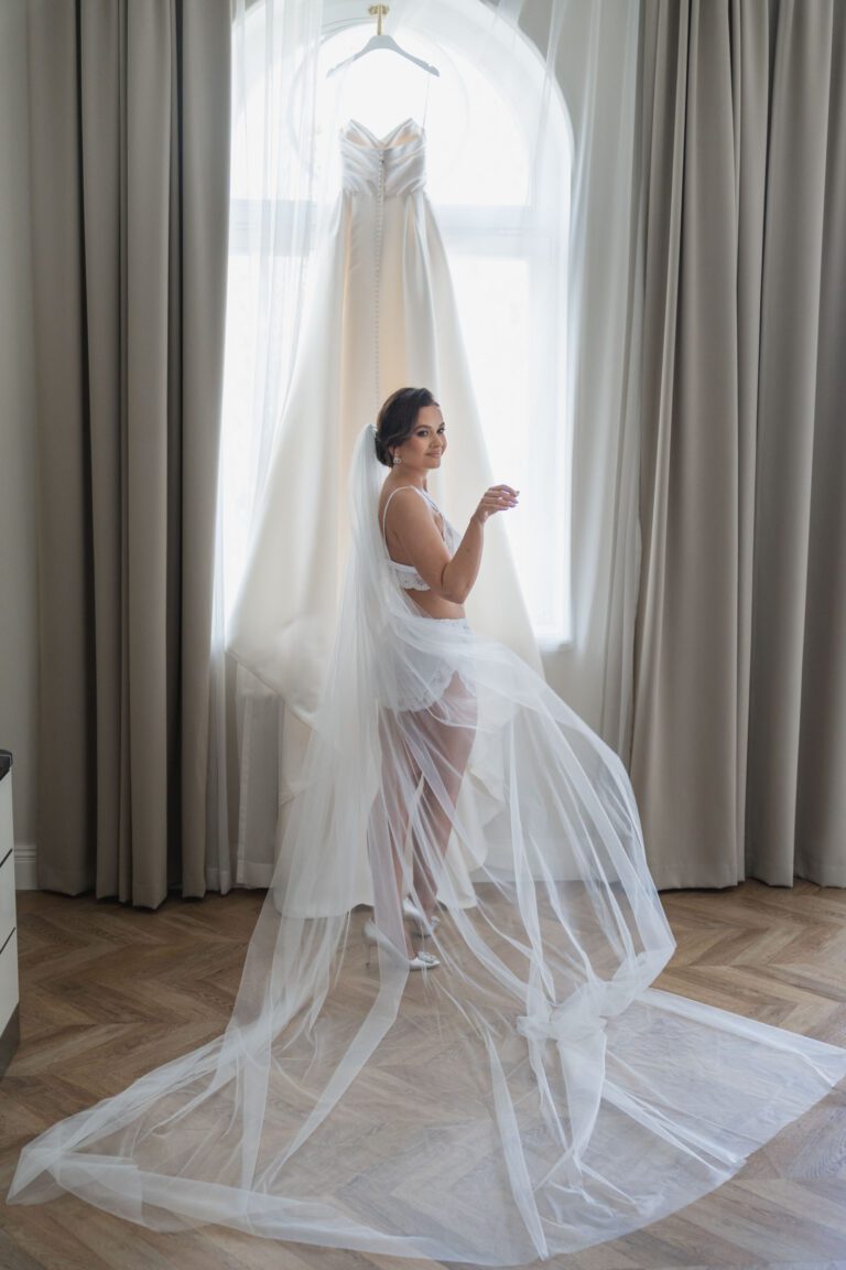 Zmysłowa sesja buduarowa panny młodej w tle suknia ślubna w Pałacu Suchary