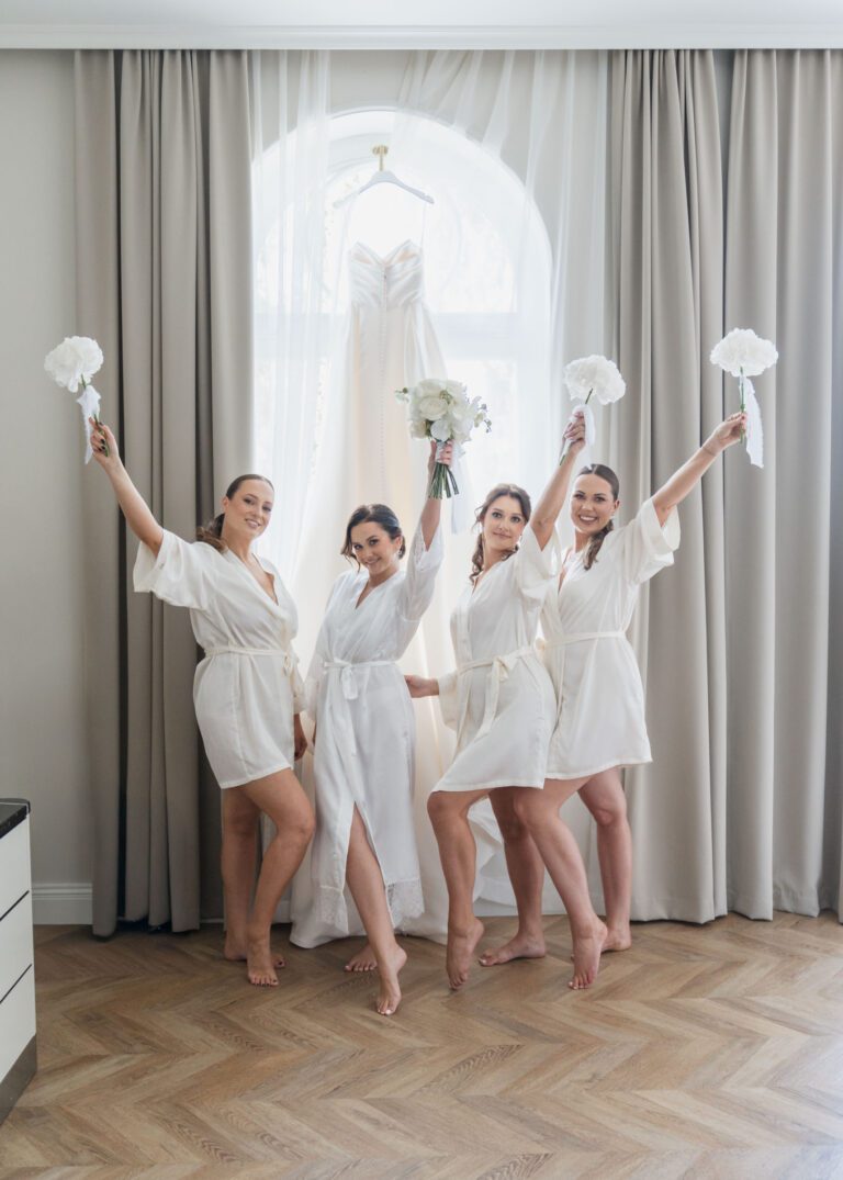 panna młoda z druhnami i bukietami w pałacu suchary