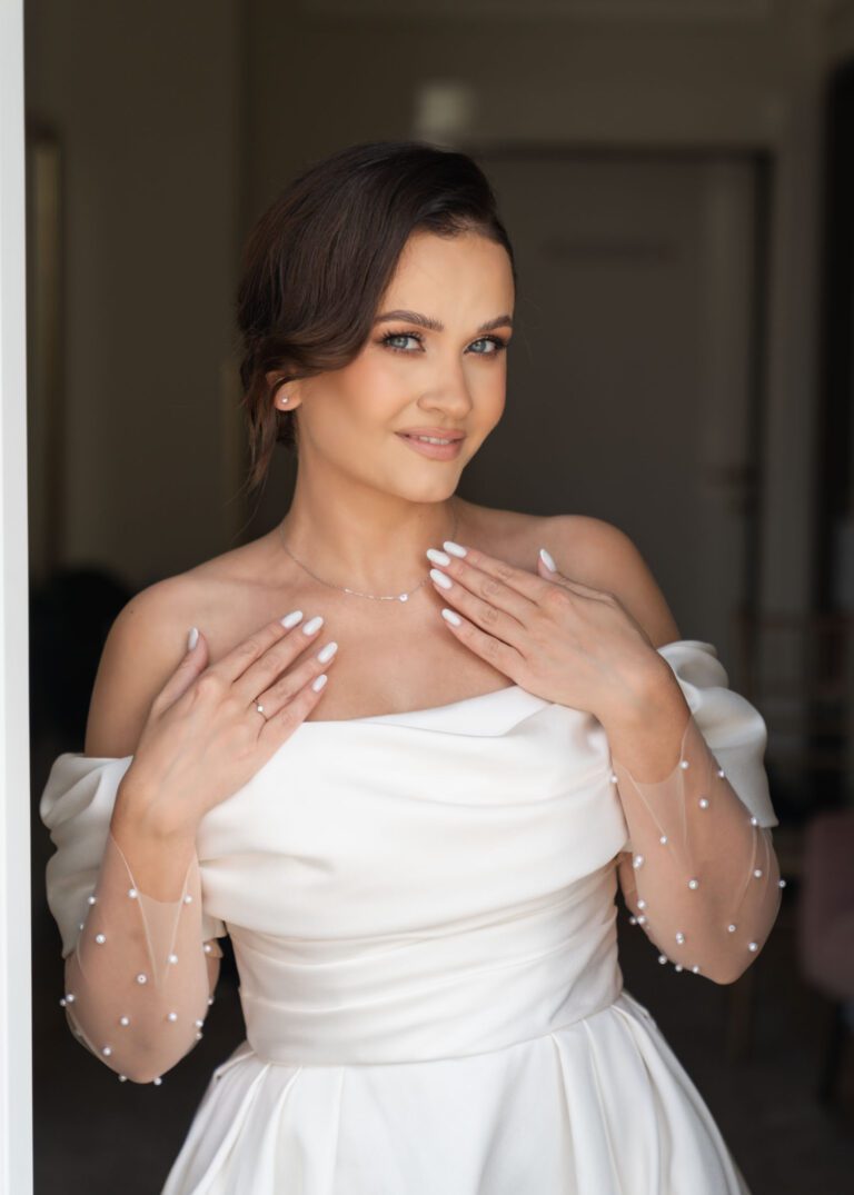 Panna młoda w eleganckim wnętrzu Pałacu Suchary