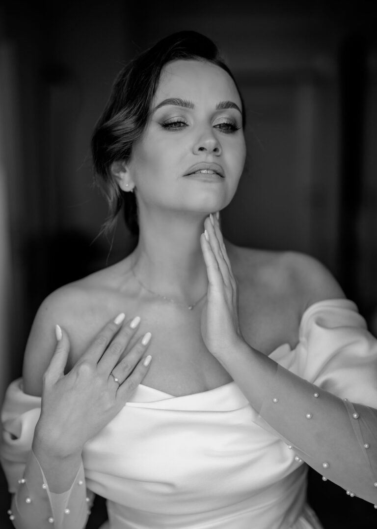 Panna młoda pozująca do obiektywu przed ślubem