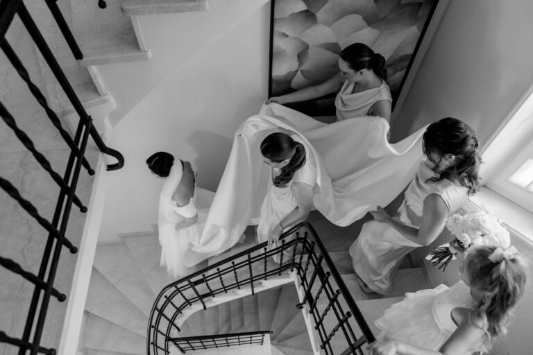 panna młoda z druhnami na schodach w pałacu suchary