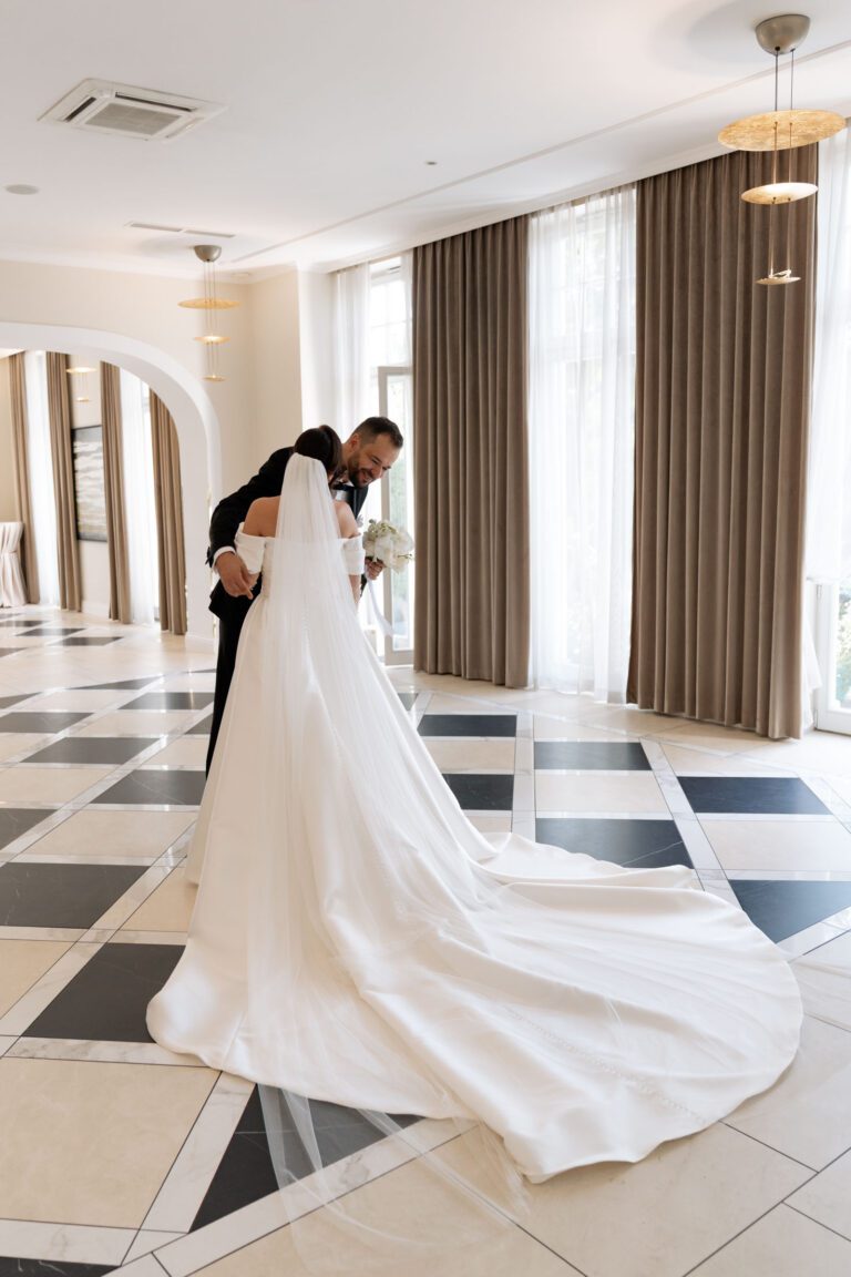 niesamowicie długi tren sukni slubnej