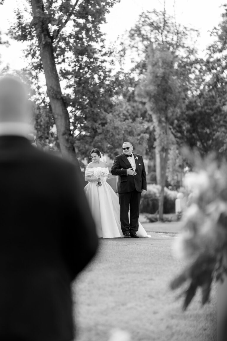 tata prowadzący córkę do ślubu