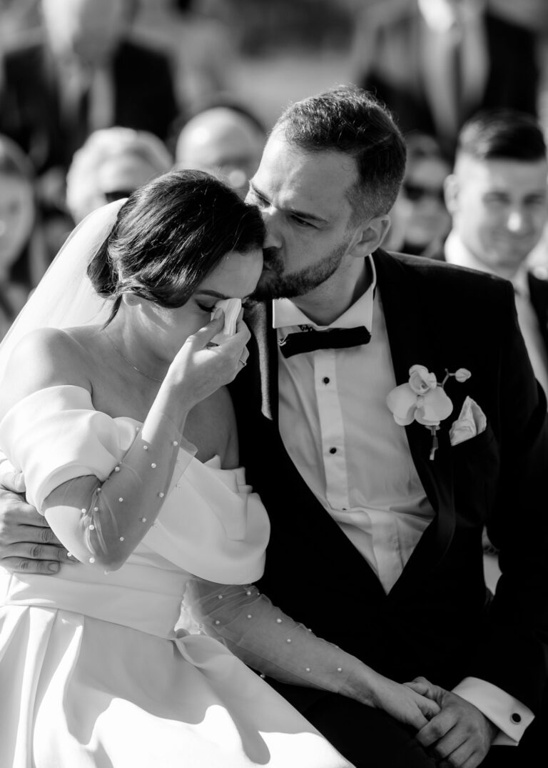 emocjonalne zdjęcie młodej pary podczas ceremonii