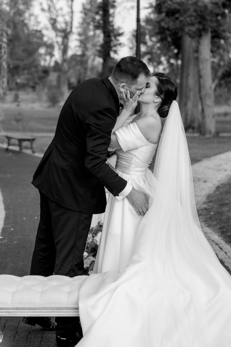 pierwszy pocałunek młodej pary