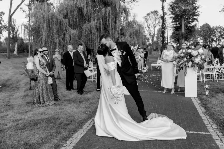 pocałunek młodej pary w ogrodzie pałacu