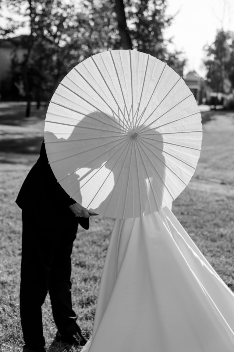 cień pary młodej na parasolu