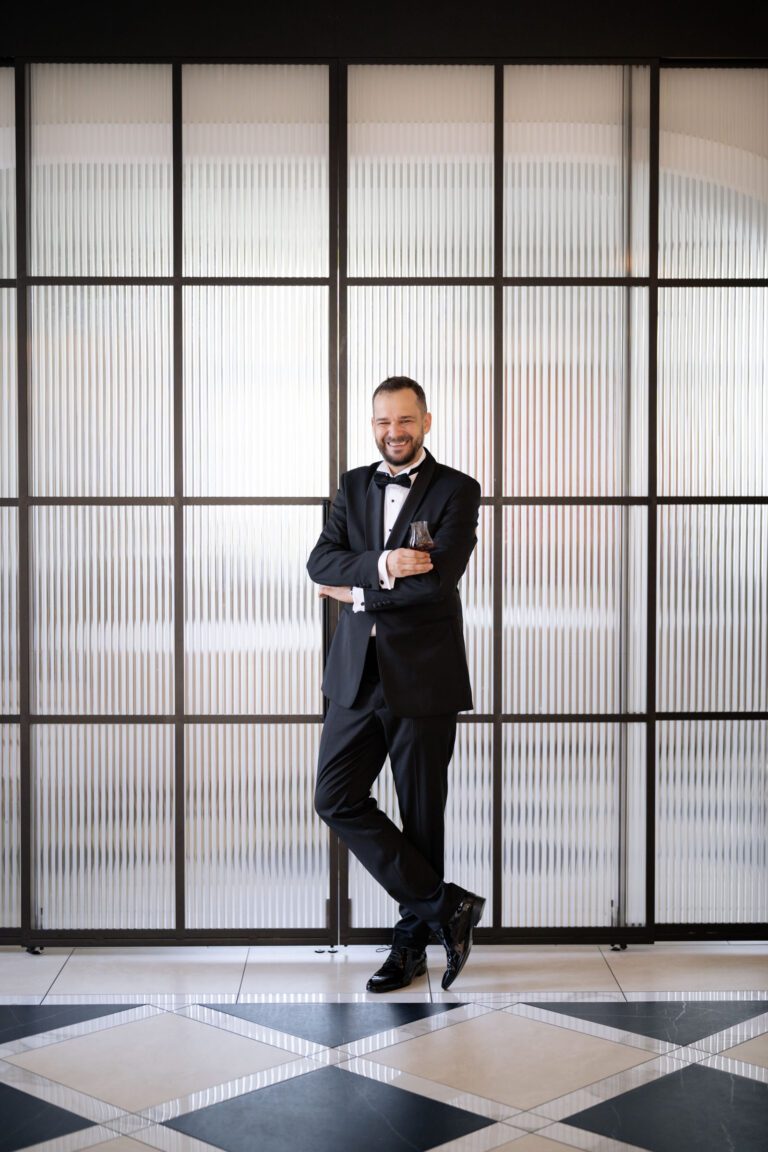 Portret pana młodego w garniturze, gotowego do ceremonii