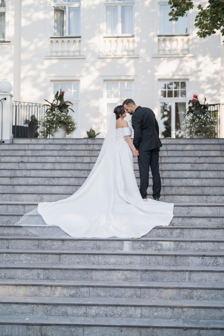 para młoda na schodach