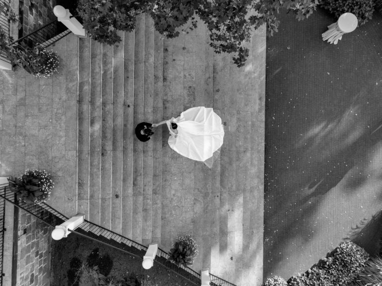 ujecie z drona młodej pary w pałacu suchary