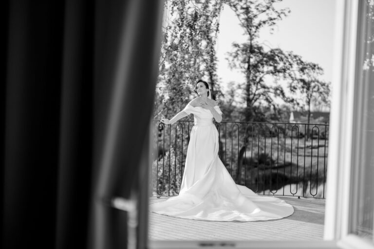 panna młoda na balkonie pałacu suchary