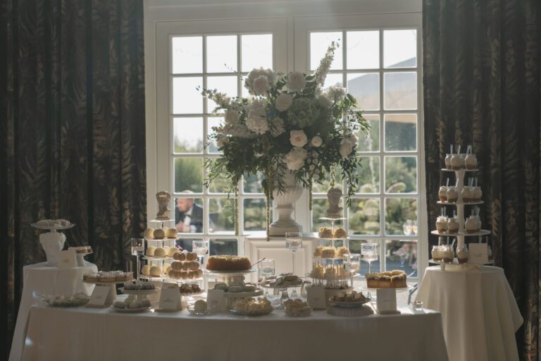 słodki stół w oranżerii w pałacu