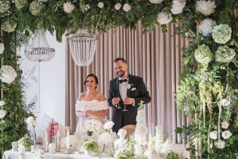 młoda para dziękuję gościom i zaprasza do zabawy