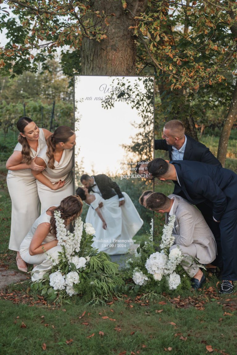 sesja zdjęciowa z druhnami i drużbami przy lustrze