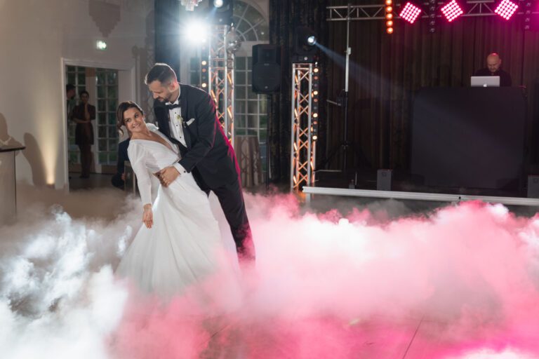 Pierwszy taniec młodej pary w sali balowej Pałacu Suchary