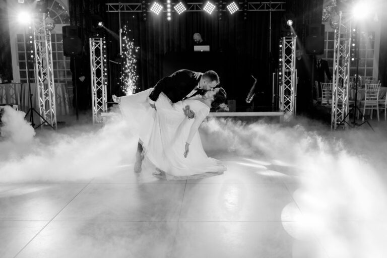Pierwszy taniec w chmurze dymu i świetlnej oprawie – wesele Pałac Suchary
